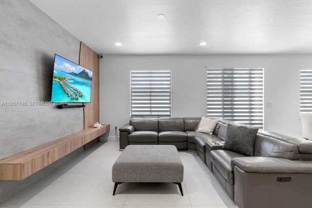 10023 NW 89th Ter, Doral, FL 33178