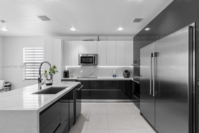 10023 NW 89th Ter, Doral, FL 33178