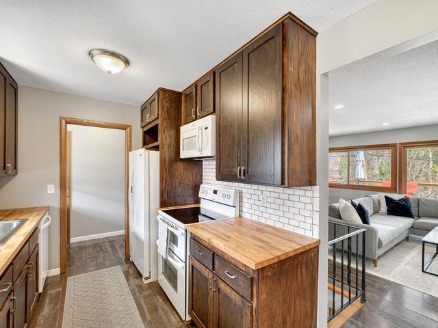 15930 5th Avenue N, Plymouth, MN 55447