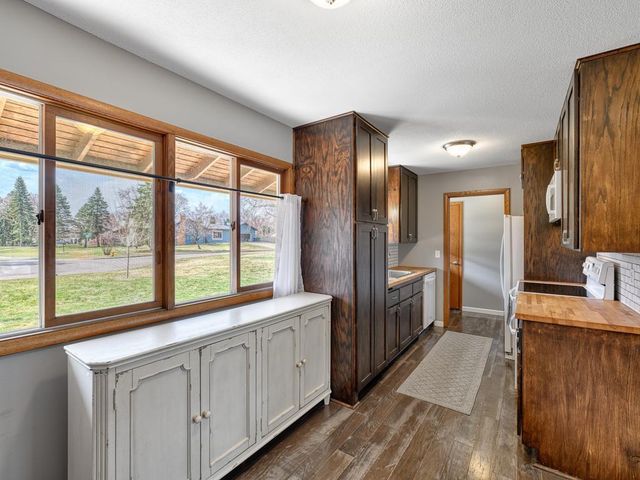 15930 5th Avenue N, Plymouth, MN 55447