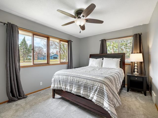 15930 5th Avenue N, Plymouth, MN 55447