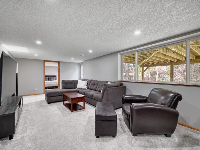 15930 5th Avenue N, Plymouth, MN 55447