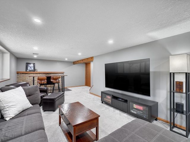 15930 5th Avenue N, Plymouth, MN 55447