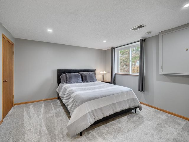 15930 5th Avenue N, Plymouth, MN 55447