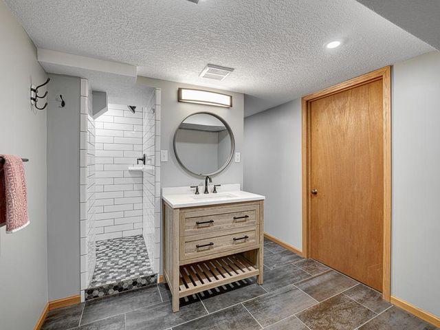 15930 5th Avenue N, Plymouth, MN 55447