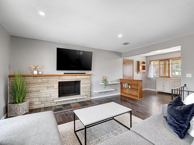 15930 5th Avenue N, Plymouth, MN 55447