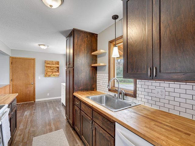 15930 5th Avenue N, Plymouth, MN 55447