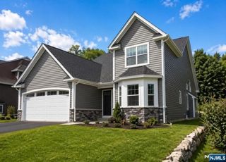 11 Bluffs Court, Hamburg, NJ 07419