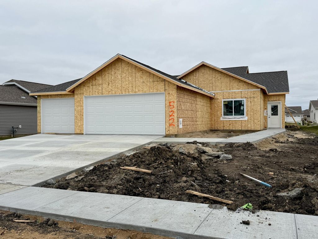 522 Westview Lane E, West Fargo, ND 58078