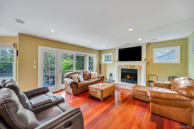 83 Gillette Avenue, Bayport, NY 11705