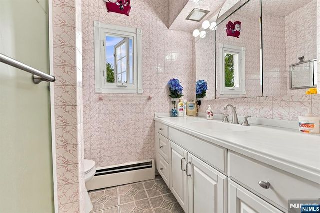 352 Farnham Avenue, Lodi, NJ 07644