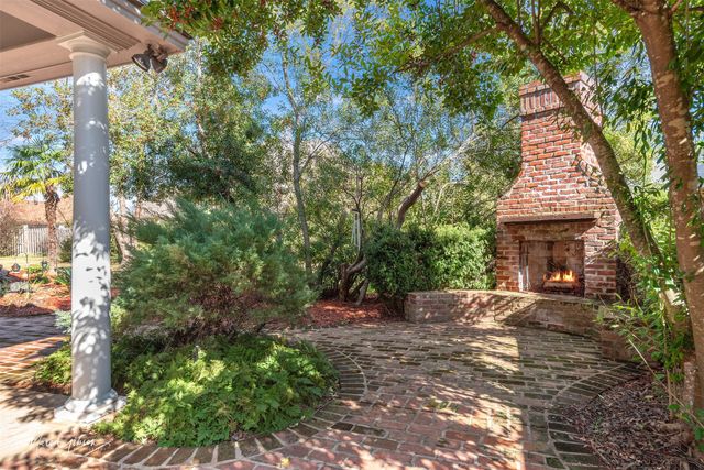 1069 Waters Edge Circle, Shreveport, LA 71106