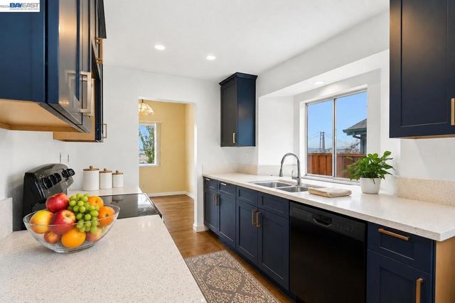 104 Bridgeview Ct, Crockett, CA 94525