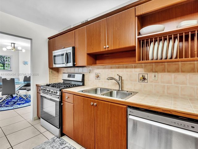 3140 S Ocean Dr 206, Hallandale Beach, FL 33009