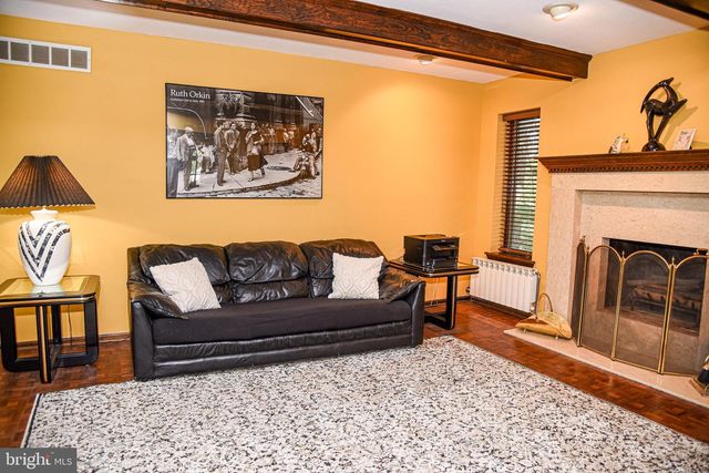 560 LOWER HOLLAND RD, Holland, PA 18966