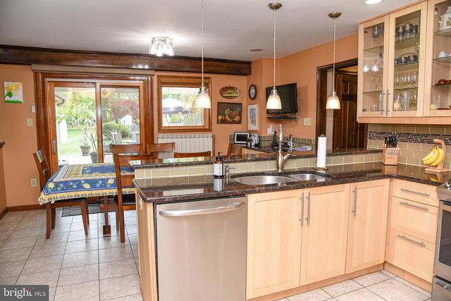 560 LOWER HOLLAND RD, Holland, PA 18966