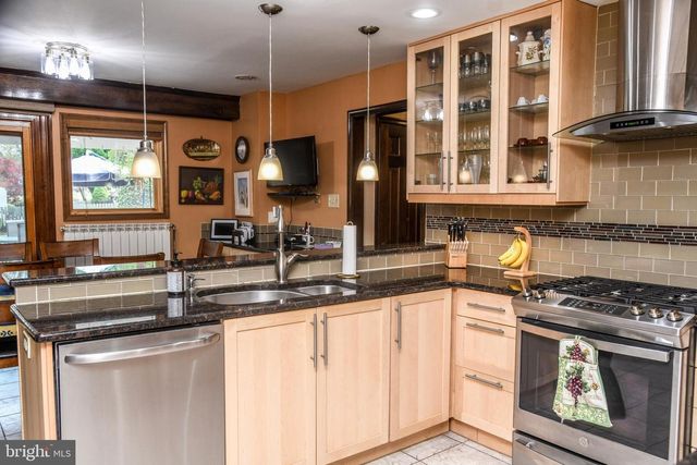 560 LOWER HOLLAND RD, Holland, PA 18966