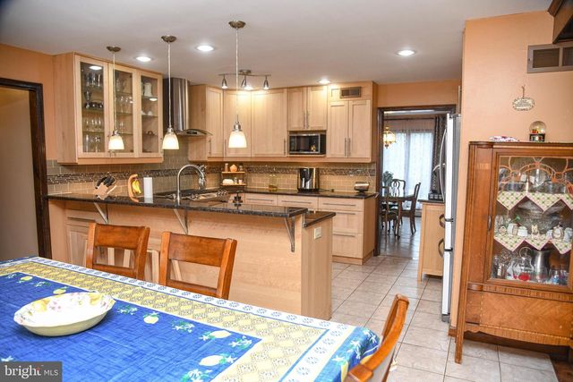 560 LOWER HOLLAND RD, Holland, PA 18966