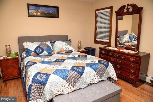 560 LOWER HOLLAND RD, Holland, PA 18966