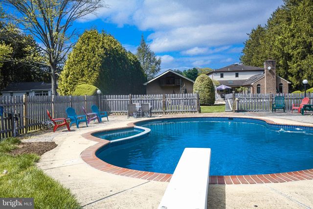 560 LOWER HOLLAND RD, Holland, PA 18966