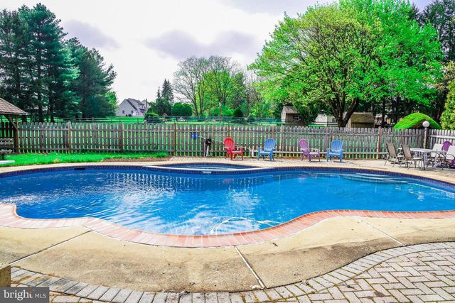 560 LOWER HOLLAND RD, Holland, PA 18966