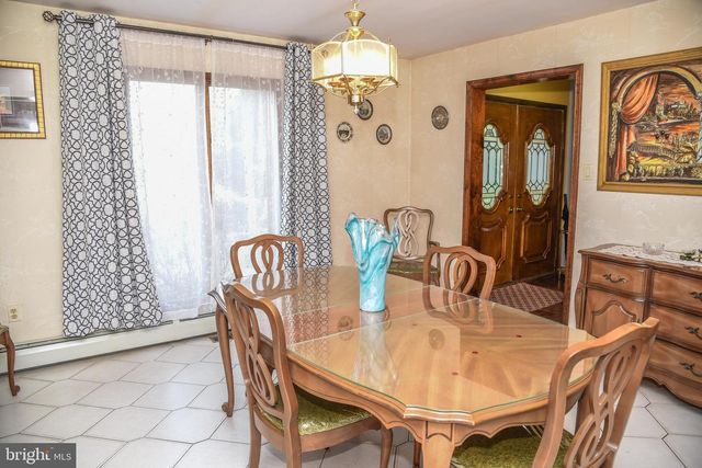 560 LOWER HOLLAND RD, Holland, PA 18966