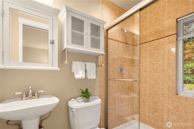 8619 NE 24th Street, Clyde Hill, WA 98004