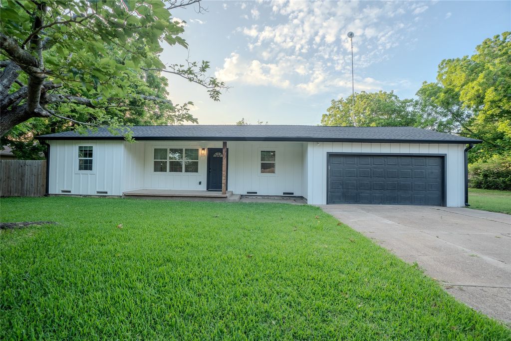503 E Roosevelt Avenue, Whitney, TX 76692
