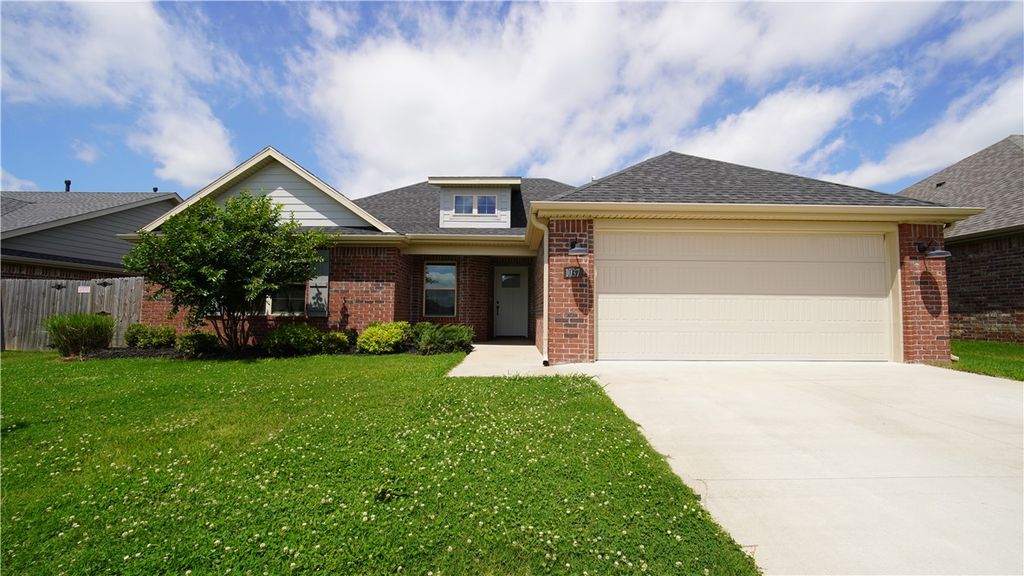 1037 Trailwood Street, Tontitown, AR 72762