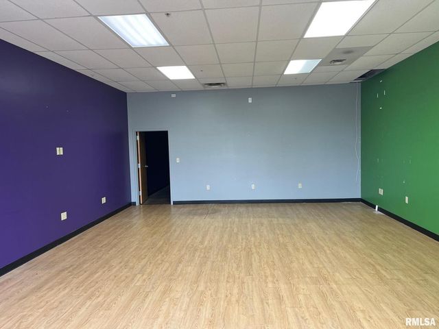 4884 UTICA RIDGE Road, Davenport, IA 52807