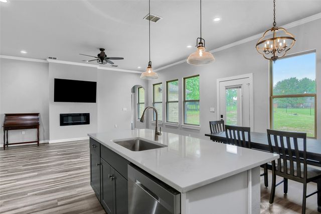108 Kiowa Drive W, Lake Kiowa, TX 76240