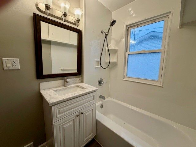 2741 E Washington Avenue, Des Moines, IA 50317