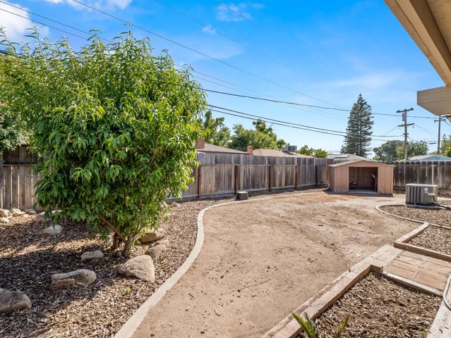 4714 E Santa Ana Avenue, Fresno, CA 93726
