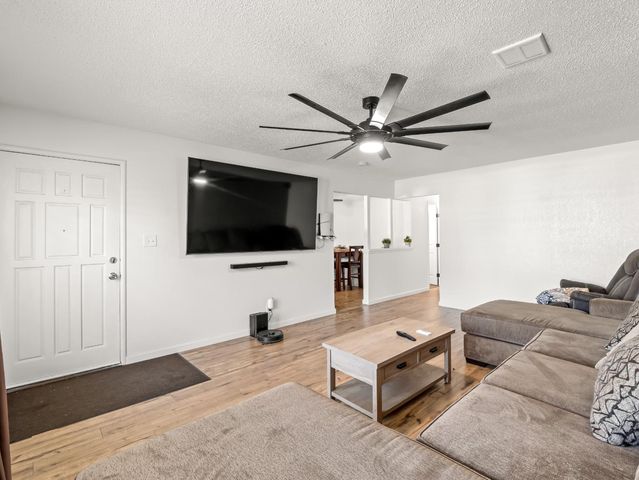 4714 E Santa Ana Avenue, Fresno, CA 93726