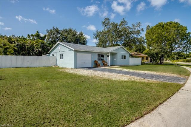 2912 Poinciana DR, Naples, FL 34105