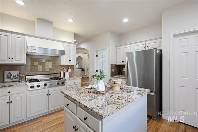 3064 E Nature Dr, Boise, ID 83706