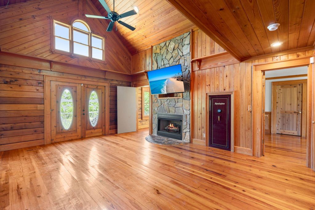 Image 11 of property listing at 3936 Lodge Highway, Smoaks, SC 29481