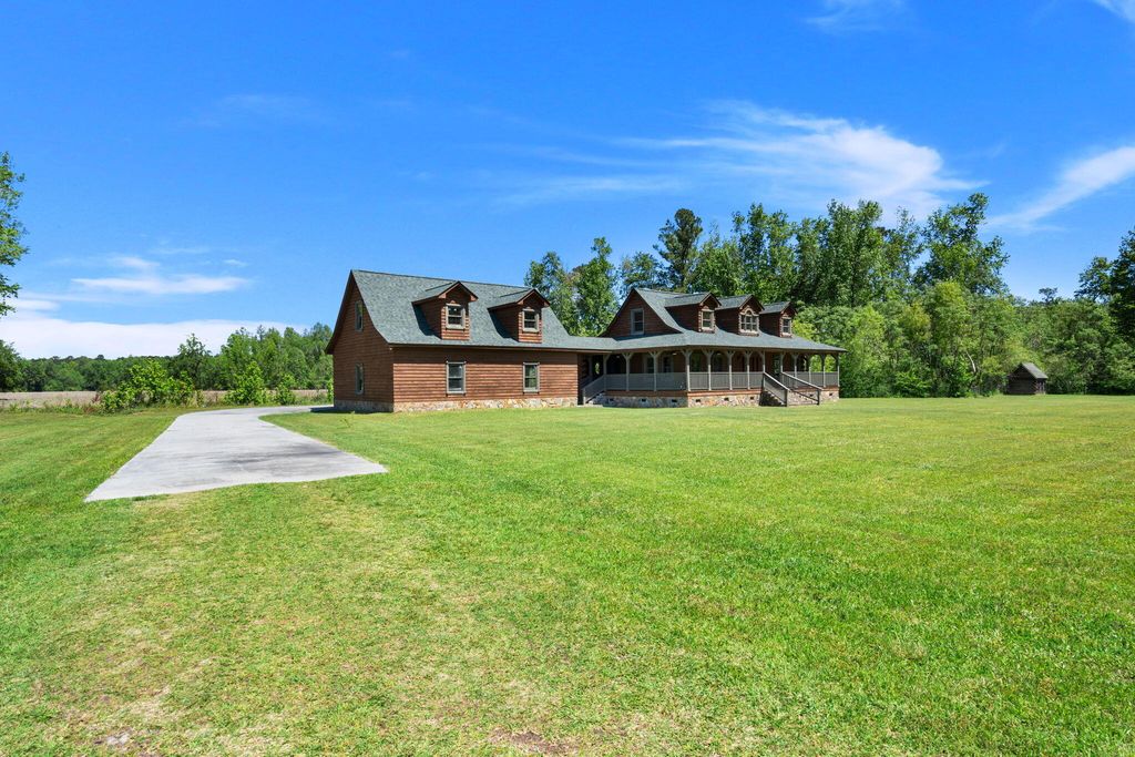 Image 3 of property listing at 3936 Lodge Highway, Smoaks, SC 29481