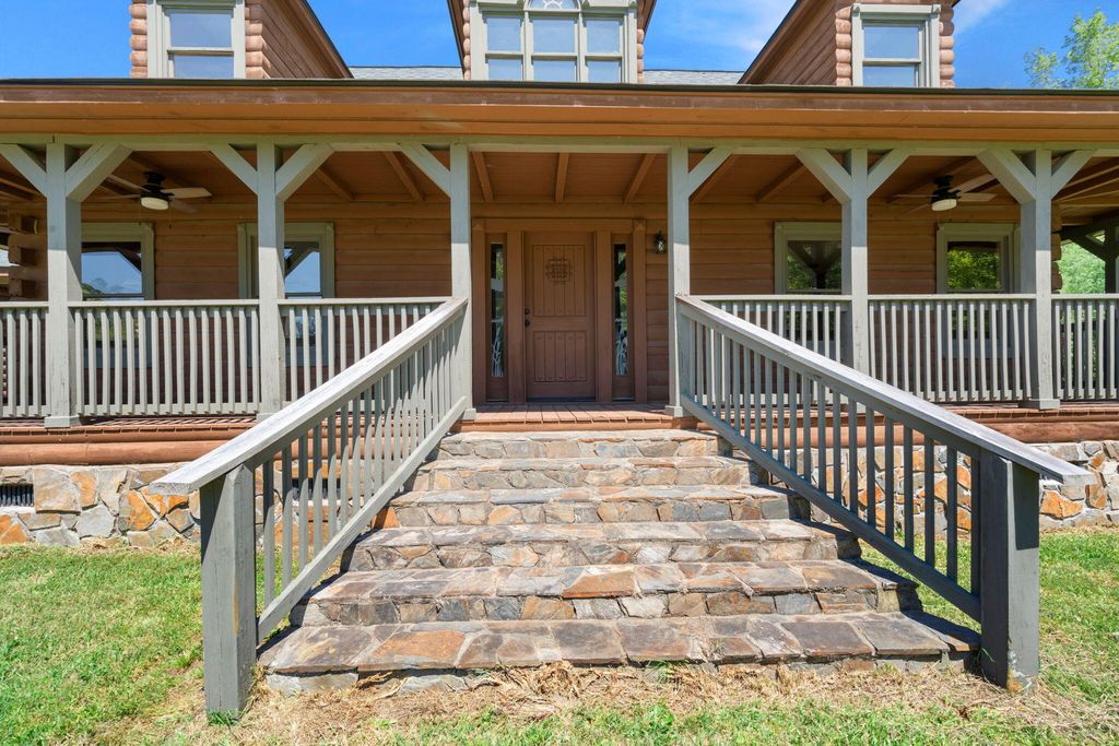 Image 5 of property listing at 3936 Lodge Highway, Smoaks, SC 29481