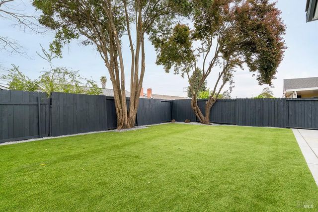 7685 Beverly Dr, Rohnert Park, CA 94928