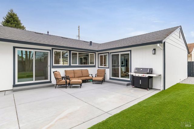 7685 Beverly Dr, Rohnert Park, CA 94928