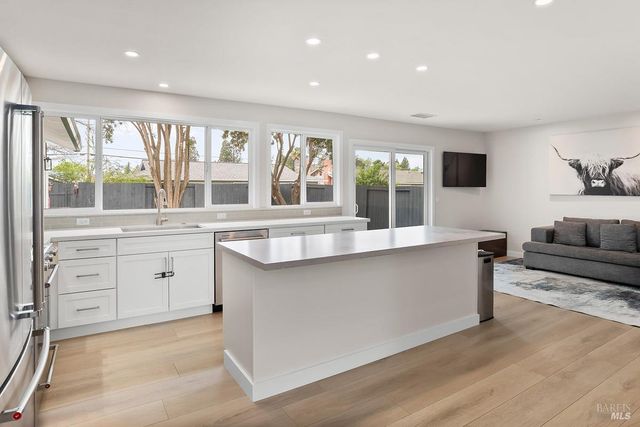 7685 Beverly Dr, Rohnert Park, CA 94928