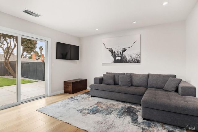 7685 Beverly Dr, Rohnert Park, CA 94928