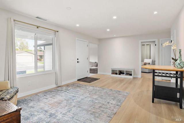 7685 Beverly Dr, Rohnert Park, CA 94928