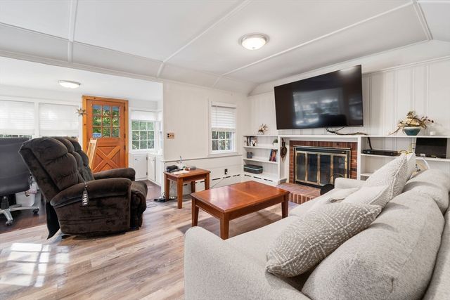 324 Sandwich St, Plymouth, MA 02360