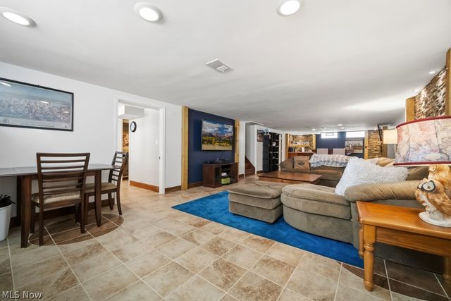 145 E Englewood Drive, Seven Hills, OH 44131