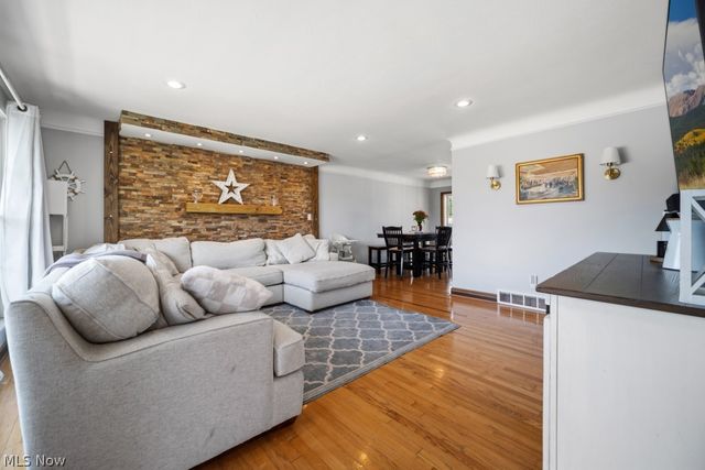 145 E Englewood Drive, Seven Hills, OH 44131