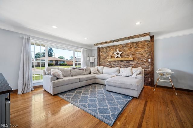 145 E Englewood Drive, Seven Hills, OH 44131