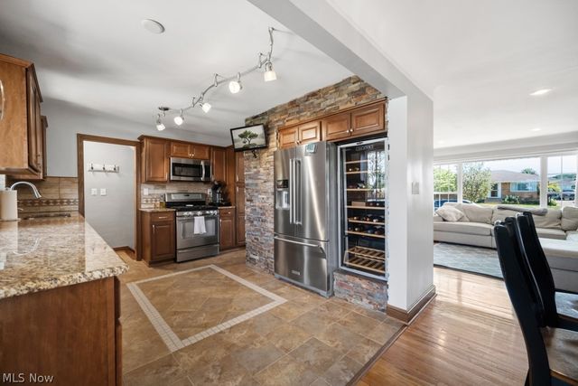 145 E Englewood Drive, Seven Hills, OH 44131