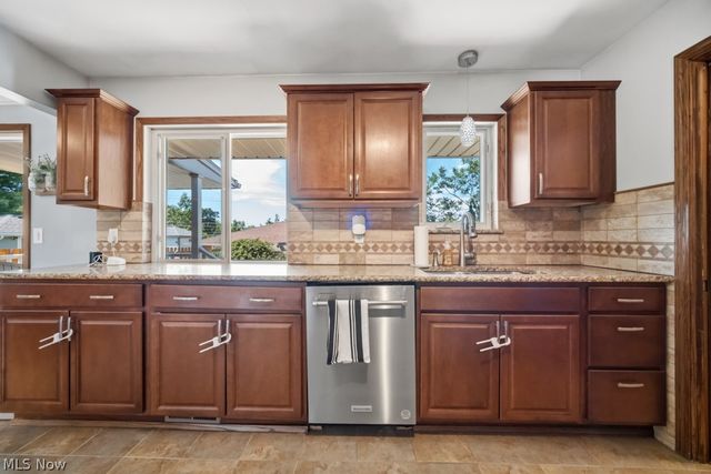 145 E Englewood Drive, Seven Hills, OH 44131